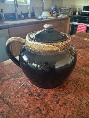 Pfaltzgraff Vintage Brown Drip Stoneware Bean Pot with Lid